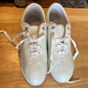 New easy spirit leather tennis shoes size 8
